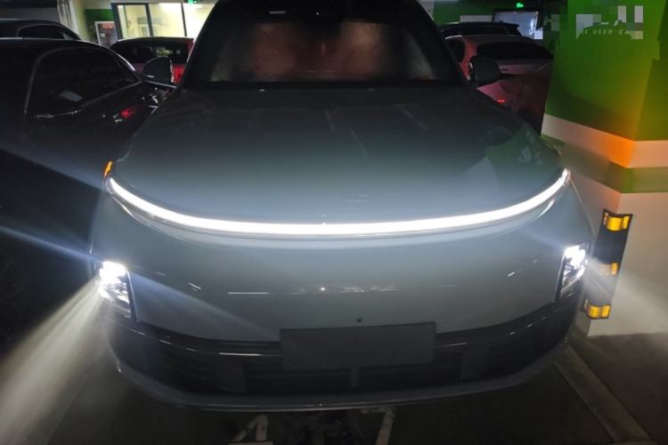 Li Auto L8 2025 — 2