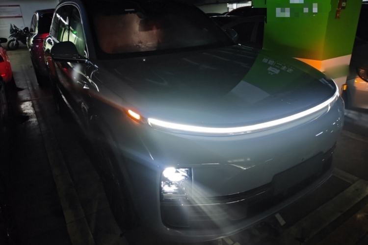 Li Auto L8 2025 — 3