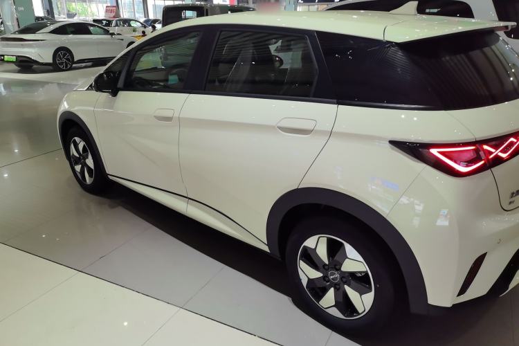 BYD Dolphin 2025 — 4