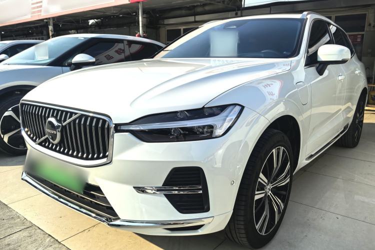 Volvo XC60 2023 — фото 1
