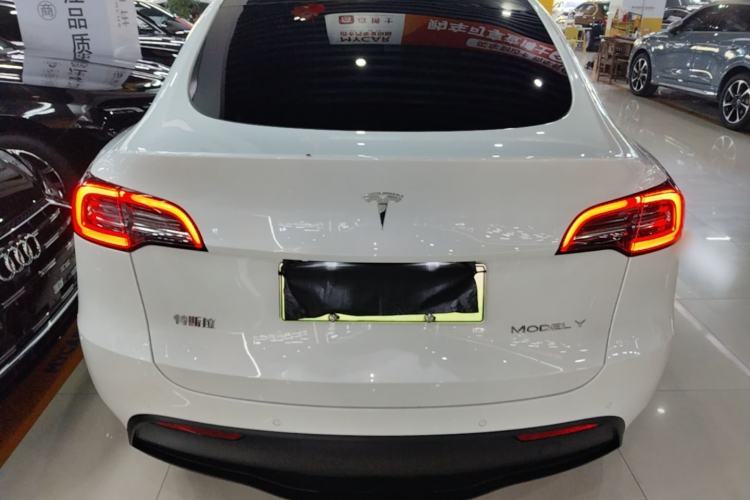 Tesla Model Y 2022 — 5