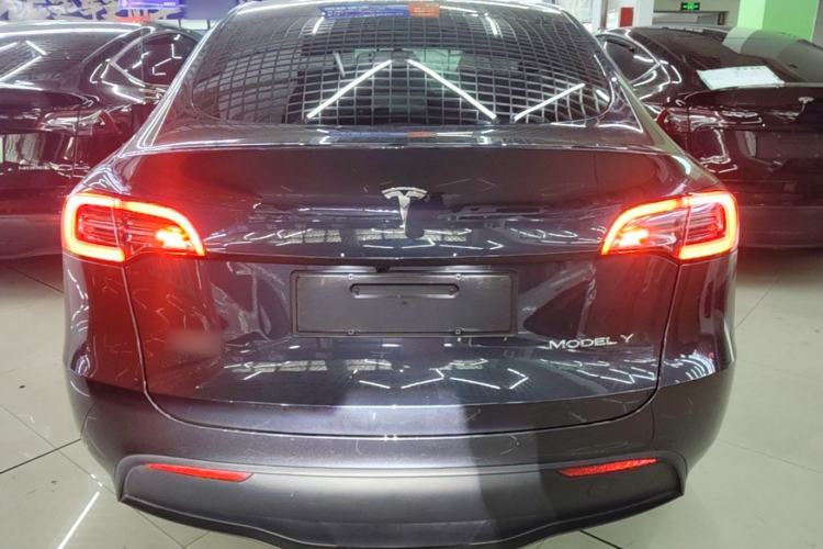 Tesla Model Y 2024 — 5