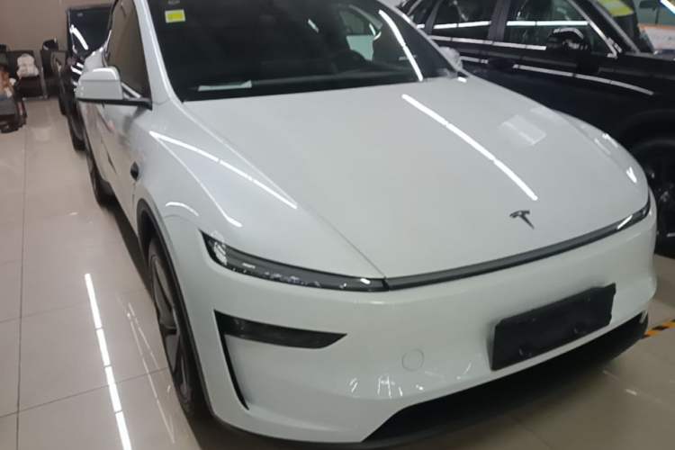 Tesla Model Y 2026 — 3
