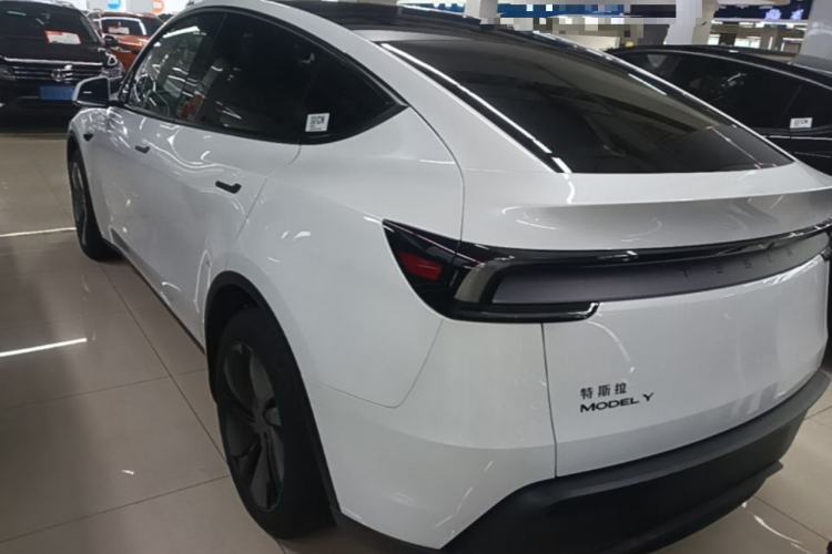 Tesla Model Y 2026 — 4