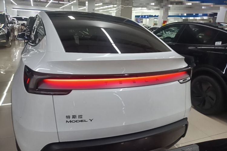 Tesla Model Y 2026 — 5