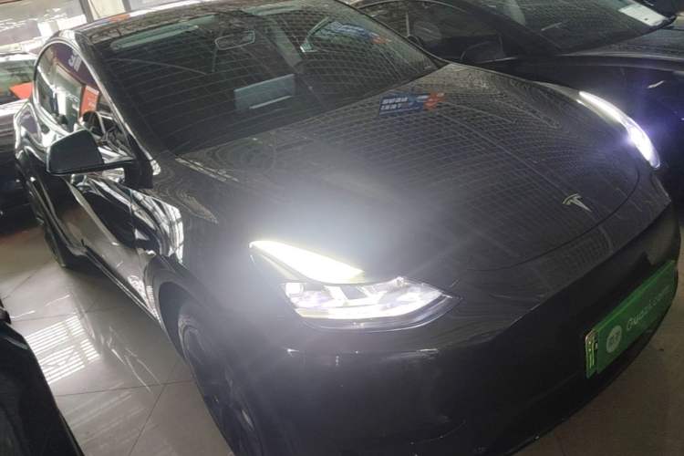 Tesla Model Y 2024 — 3