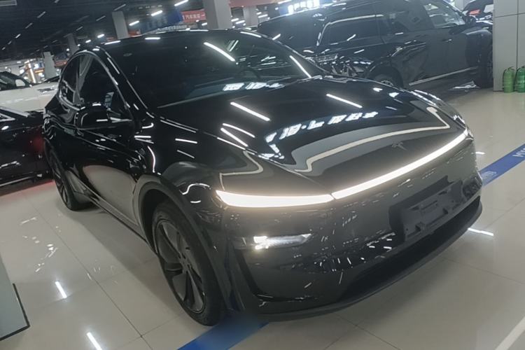 Tesla Model Y 2026 — 3