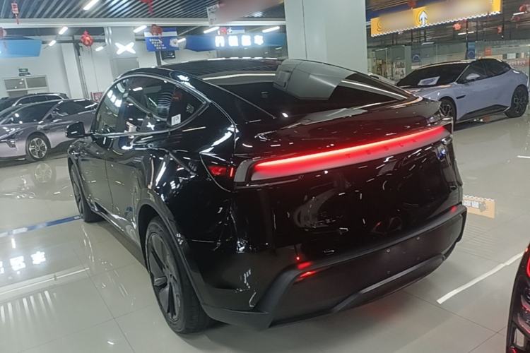 Tesla Model Y 2026 — 4