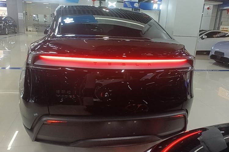 Tesla Model Y 2026 — 5