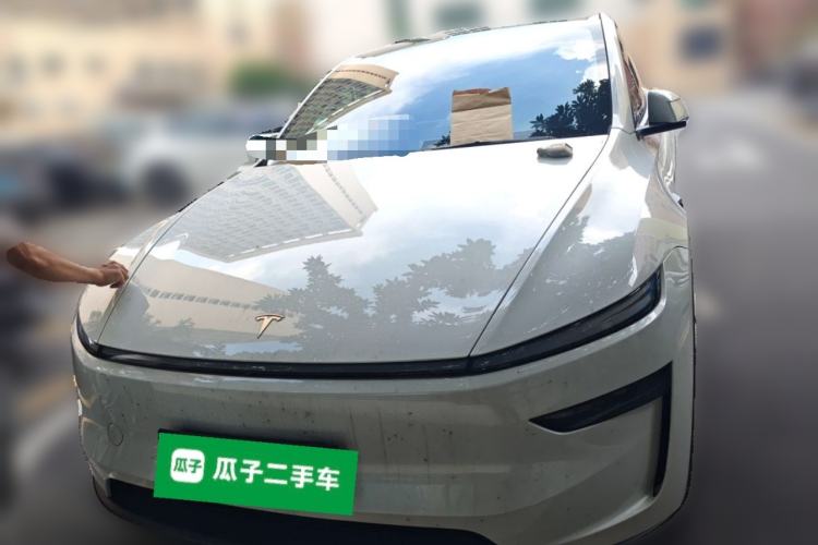 Tesla Model Y 2025 — 2