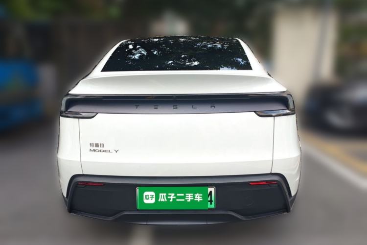 Tesla Model Y 2025 — 3