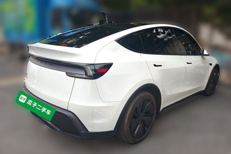 Tesla Model Y 2025 — 4