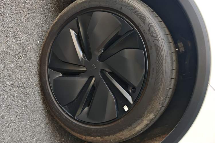 Tesla Model Y 2025 — 5