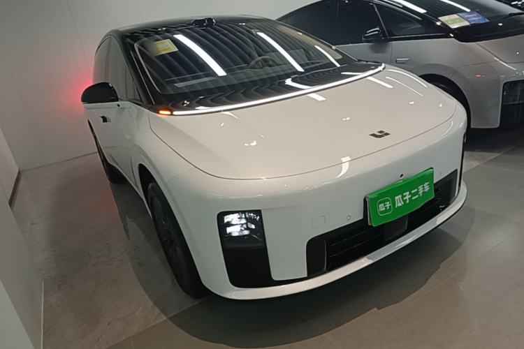 Li Auto i8 2025 — 3