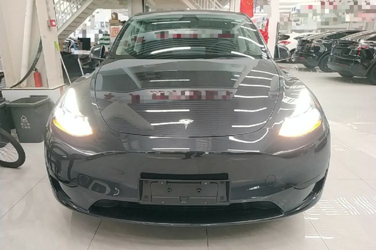 Tesla Model Y 2024 — 2