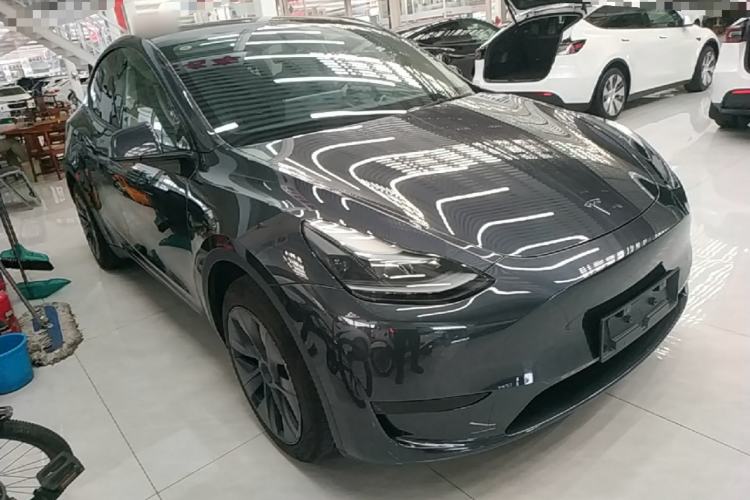 Tesla Model Y 2024 — 3
