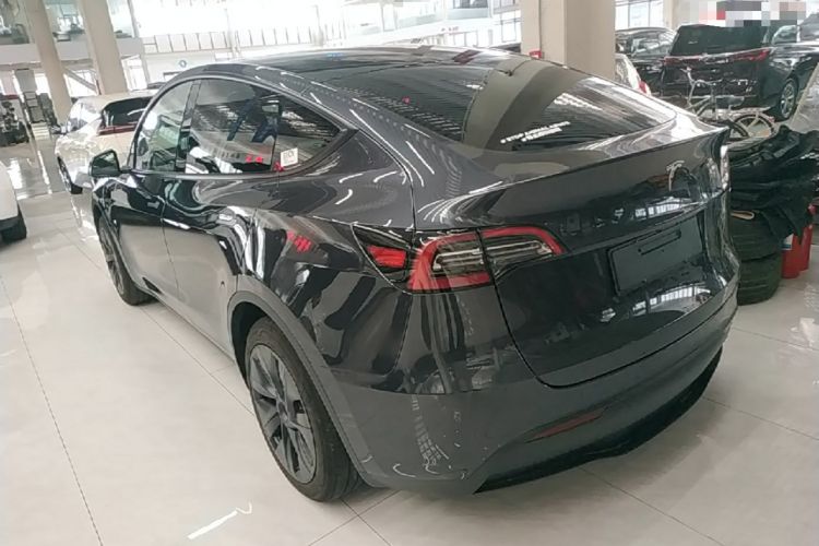 Tesla Model Y 2024 — 4