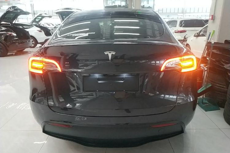 Tesla Model Y 2024 — 5