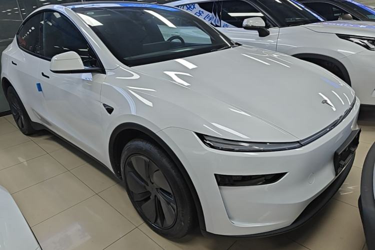 Tesla Model Y 2026 — 3