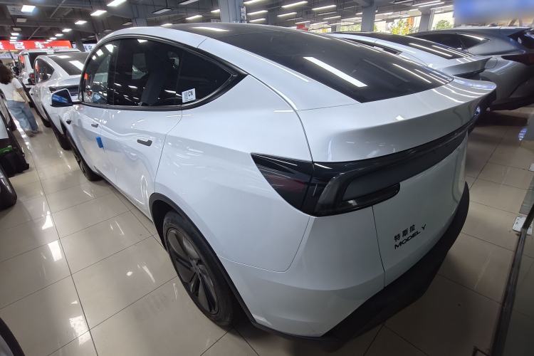 Tesla Model Y 2026 — 4