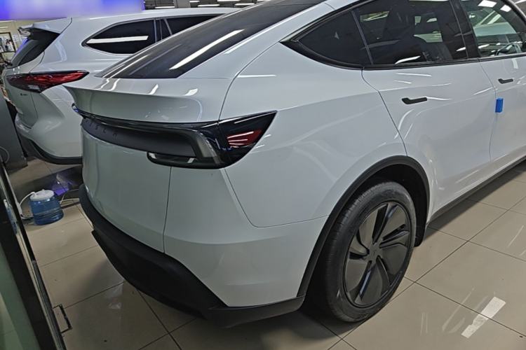 Tesla Model Y 2026 — 5