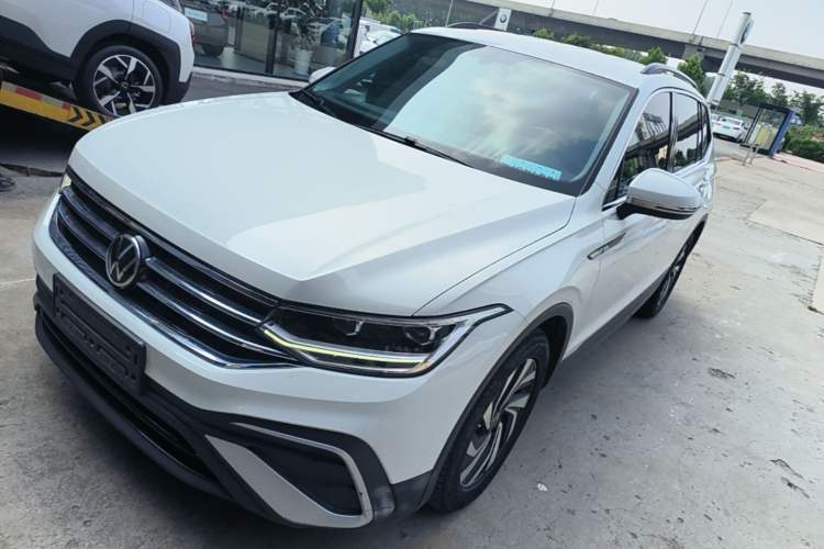 Volkswagen tiguan l 2023 — фото 1