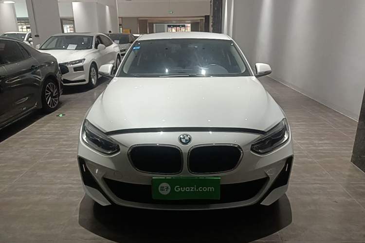 BMW 120i 2021 — 2