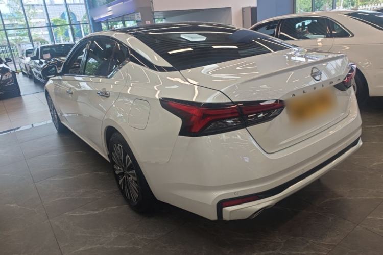 Nissan Altima 2025 — 4