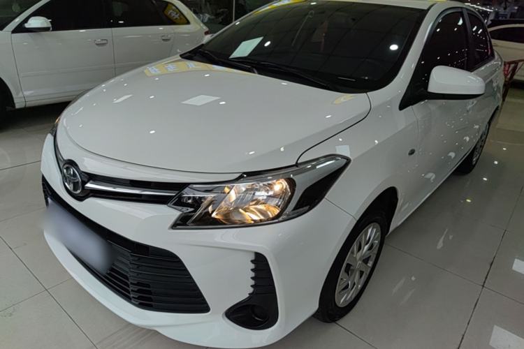 Toyota Yaris 2021 — фото 1