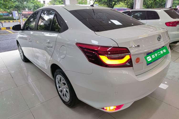 Toyota Yaris 2021 — фото 4