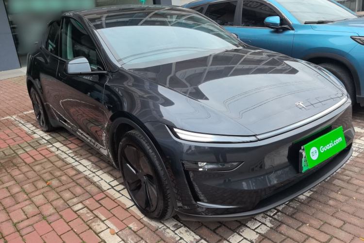Tesla Model Y 2025 — 3