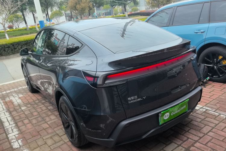 Tesla Model Y 2025 — 4