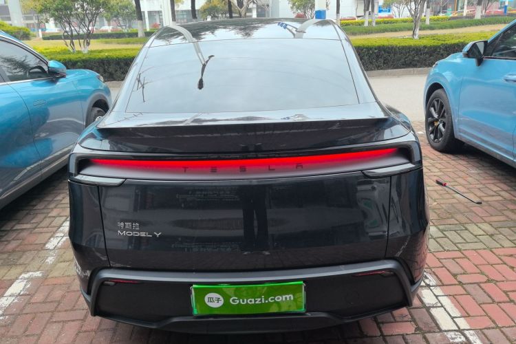 Tesla Model Y 2025 — 5