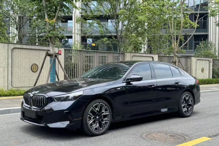 BMW 530Li 2024 — фото 1