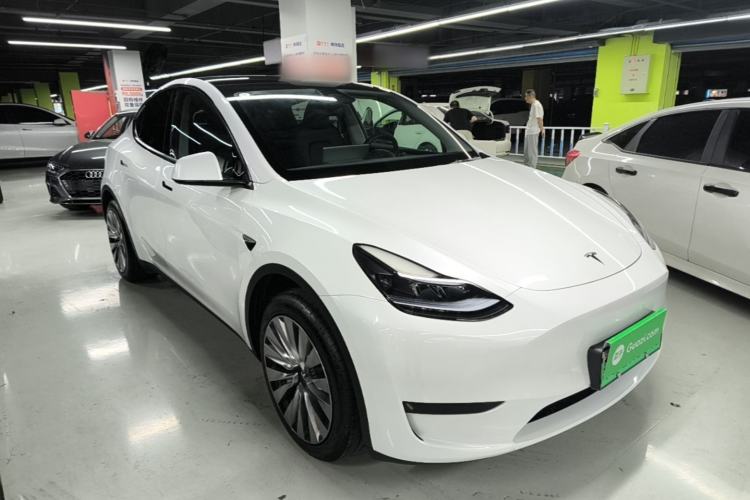 Tesla Model Y 2024 — 3