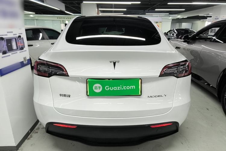 Tesla Model Y 2024 — 5