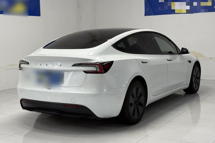 Tesla Model 3 2025 — 4