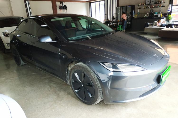 Tesla Model 3 2025 — 3
