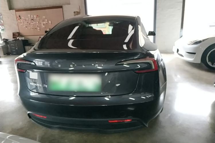Tesla Model 3 2025 — 5