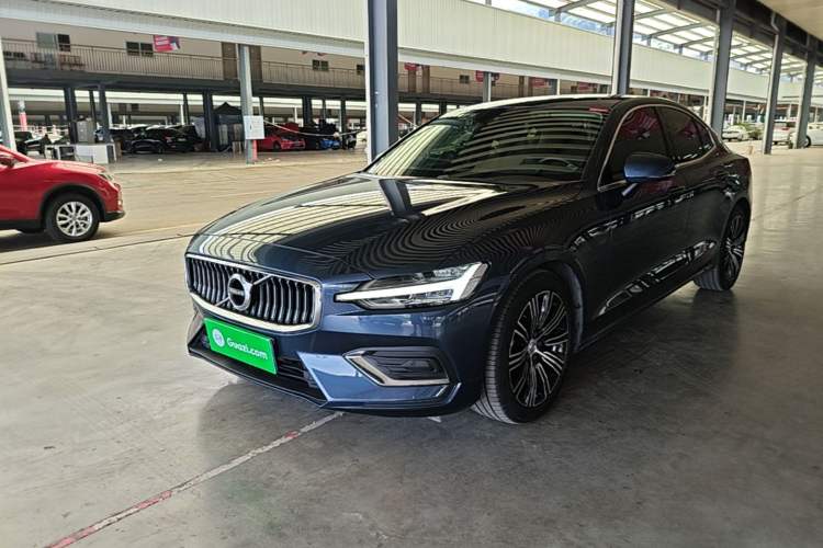 Volvo S60 2022 — фото 1