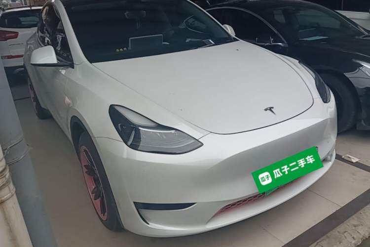 Tesla Model Y 2024 — 3