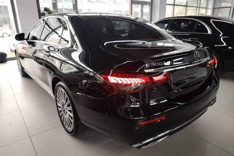 Mercedes-Benz E 300 L 2023 — 4
