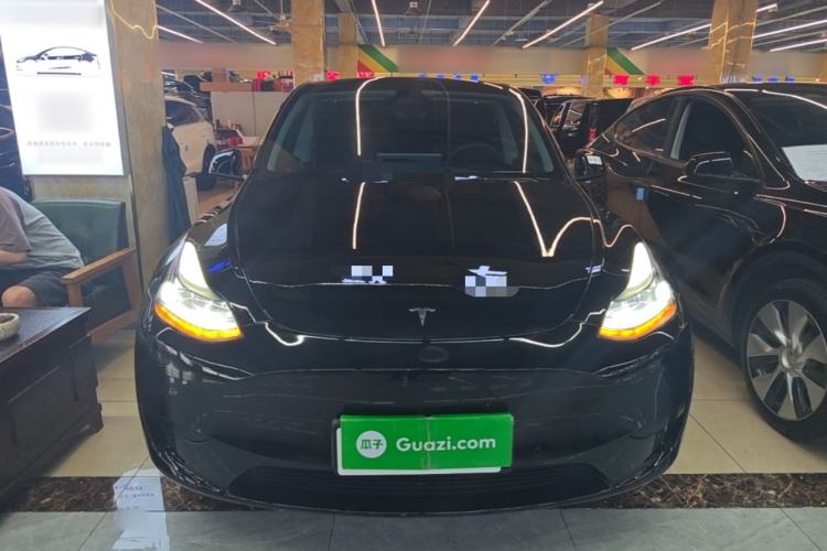 Tesla Model Y 2023 — 2