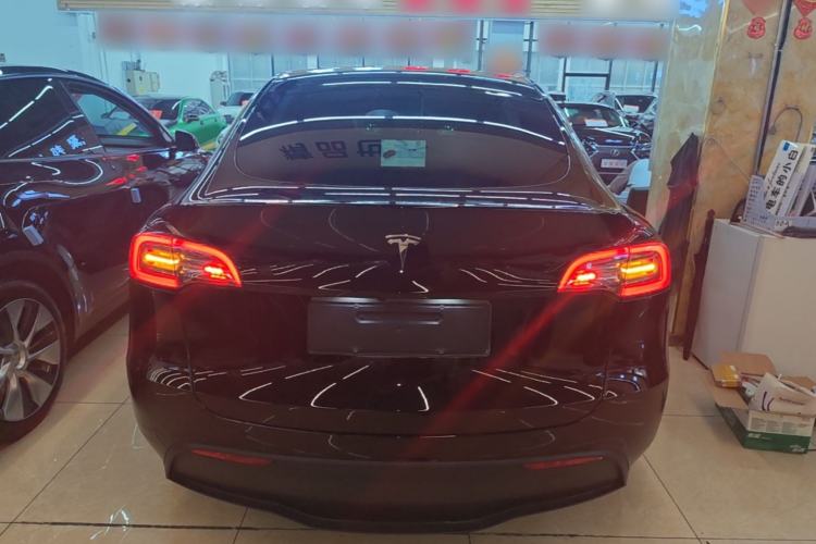 Tesla Model Y 2023 — 5