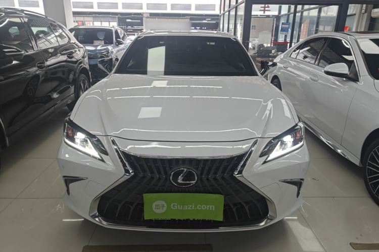 Lexus ES 200 2021 — 2