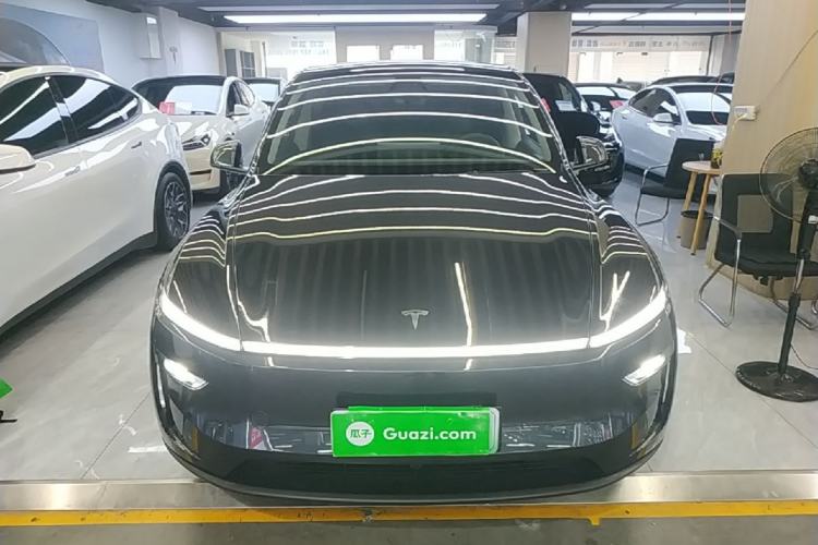 Tesla Model Y 2025 — 2