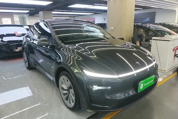 Tesla Model Y 2025 — 3