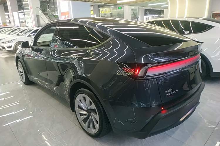Tesla Model Y 2025 — 4