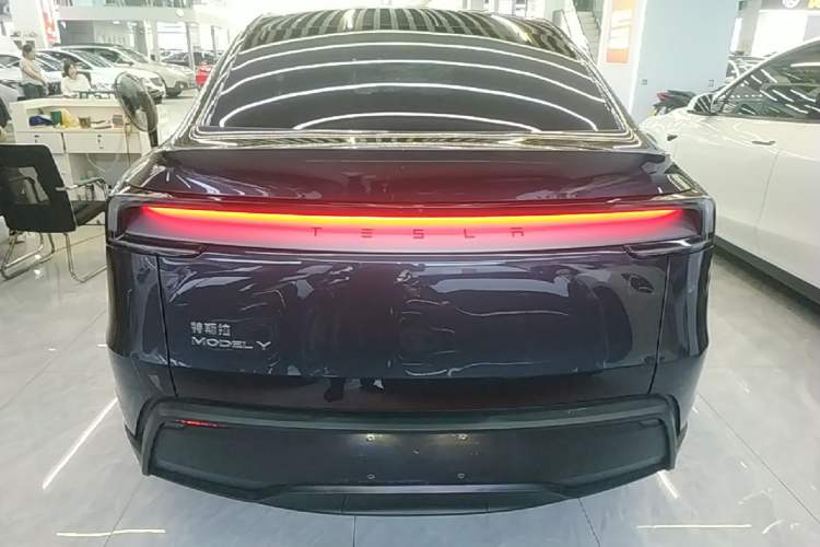 Tesla Model Y 2025 — 5