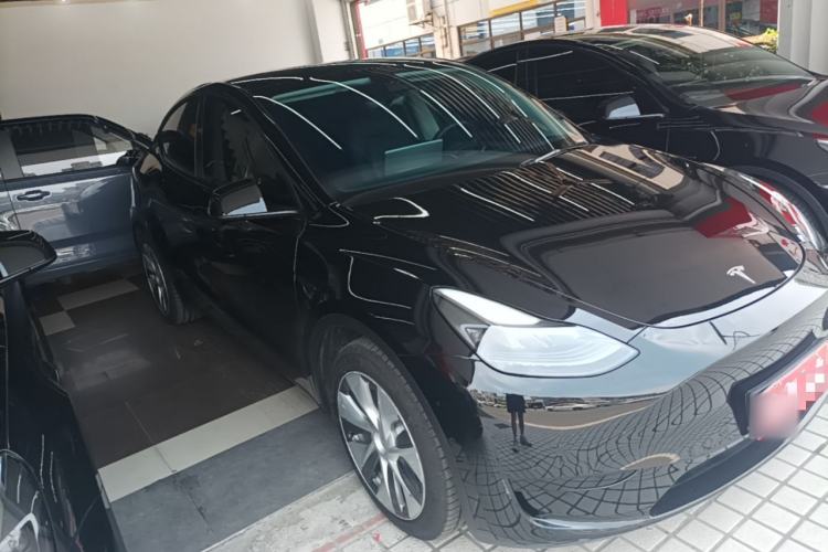 Tesla Model Y 2022 — 3